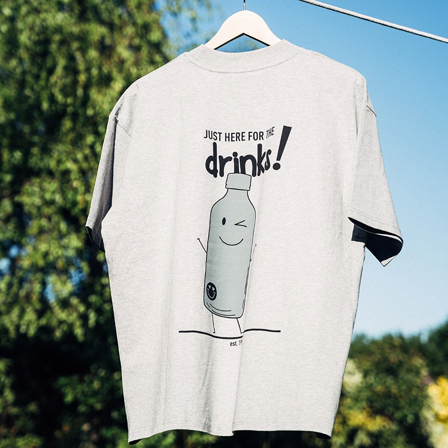 T-Shirt "Just here for the drinks!"