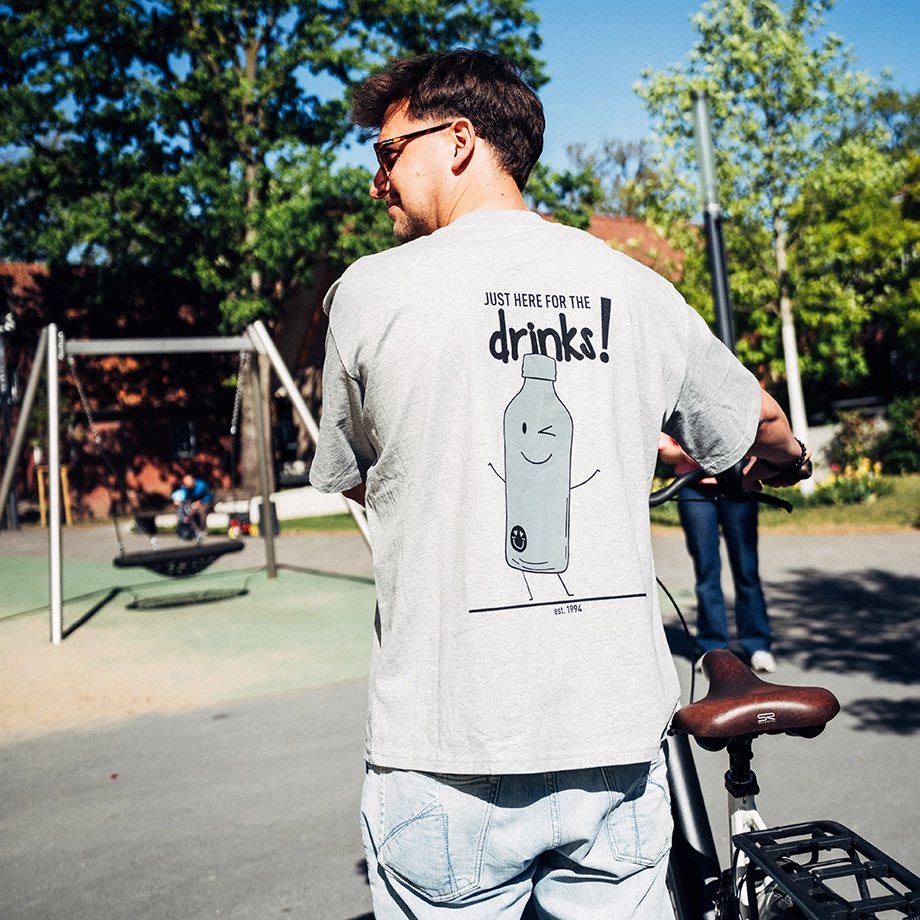 T-Shirt "Just here for the drinks!"